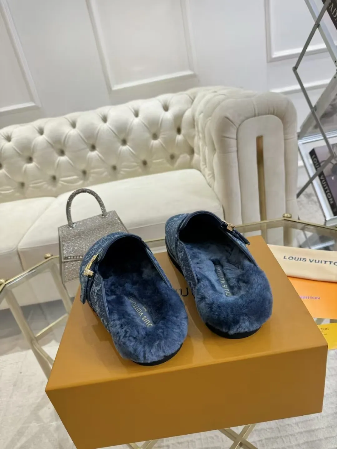 p600✨ LV Couple’s Wool Slippers｜Full of high-end feel, the soles of your feet are luxurious✨ We have achieved the ultimate restoration of the "higher version" of this pair of LV classic toe-toe slippers! 👫💫 🌟 The core advantages are clear at a glance: ✔️ Original jacquard + cowhide fabric, delicate texture, high-end at first glance; ✔️ 280% pure wool lining, wearing barefoot is like stepping on clouds ☁️, soft and skin-friendly and not sweaty; ✔️ Non-slip rubber bottom + three-dimensional toe design, super stable for walking, fashionable and practical!  👀 Must-have attention to detail: Belt buckle + classic LV presbyopic elements, revealing the aura of a big-name brand in a low-key manner ~ Whether it is a couple dating or a trip with besties, both of them are the focus when they go out👟💖 ✨ Easily match the wardrobe: jeans + sweaters, lazy and casual style ✔️ Coat + skirt, refined and elegant ✔️ One pair of shoes can handle a variety of styles, and the sense of luxury is never artificial ~ #LV slippers #couple outfit #High-End Customization #Quality Shoes Recommendation Fabric: Yangjing/classic jacquard fabric Lining: Imported wool lining Sole: Original rubber sole Size: Female 35-41 Male 38-46
